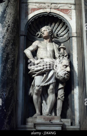 David mit dem Kopf von Goliath. Marmor-Statue in der Kirche des Gesu (Chiesa del Gesu) in Genua, Ligurien, Italien. Stockfoto
