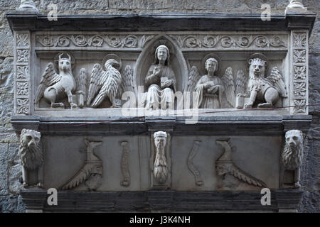 Jesus Christ in der Majestät, umgeben von den Kreaturen der Tetramorph, dargestellt im Marmor Fries auf dem Balkon des Genua-Dom (Duomo di Genova) in Genua, Ligurien, Italien. Stockfoto