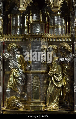 Enthauptung des Heiligen Johannes des Täufers. Detail der Cassa Processionale auf dem Display in der Schatz des Heiligen Laurentius (Tesoro di San Lorenzo) im Genua Dom (Duomo di Genova) in Genua, Ligurien, Italien. Die Cassa Processionale ist eine gotische zeremonielle Sarg von ligurischen Künstlern Teramo Danieli und Simone Caldera (1438-1445), die verwendet wird, um die heilige Asche des Heiligen Johannes des Täufers während der frommen Prozessionen halten entworfen. Stockfoto