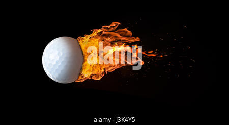 Fliegenden Golfballs verschlungen in Flammen mit nachgestellten Funken fliegen auf einem schwarzen Hintergrund. Konzept eines feurigen Wettbewerb oder schnelle bewegliche Kugel. Stockfoto