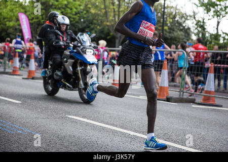 London, UK. 23. April 2017. Daniel Wanjiru von Kenia, wer fortfuhr, das Event in 02:05:48, unter der Führungsgruppe in der Nähe der Halbzeit gewinnen Stockfoto