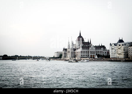 Ein entsättigt Bild das Parlamentsgebäude in Budapest, Ungarn, das liegt an den Ufern der Donau. Stockfoto