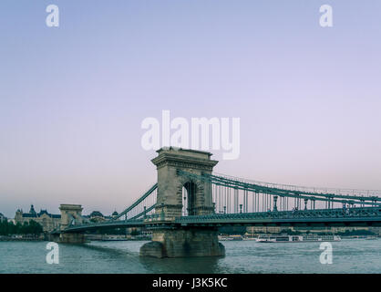 Seitenansicht des historischen Kettenbrücke von Budapest, in einem entsättigten urban look. Stockfoto