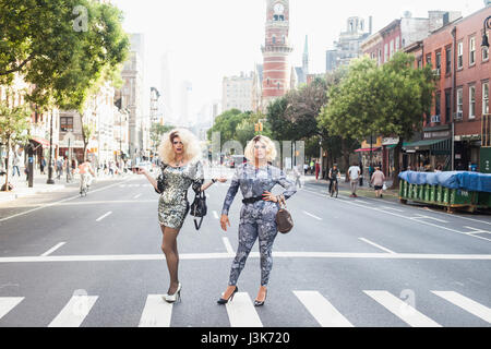 Zwei Drag-Queens, stehend auf einem Zebrastreifen Stockfoto