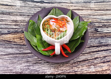 Thai-Food, Streaming-Fisch-Curry in Herzform Tasse rufen Hor Mok Pla in Thai. Stockfoto