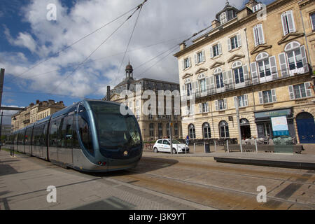 Eine Straßenbahn an einer Haltestelle auf den Quai Des Chartrons, Bordeaux, Frankreich Stockfoto