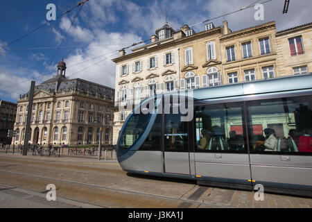 Eine Straßenbahn an einer Haltestelle auf den Quai Des Chartrons, Bordeaux, Frankreich Stockfoto