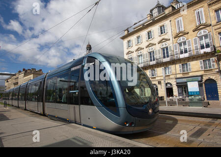 Eine Straßenbahn an einer Haltestelle auf den Quai Des Chartrons, Bordeaux, Frankreich Stockfoto