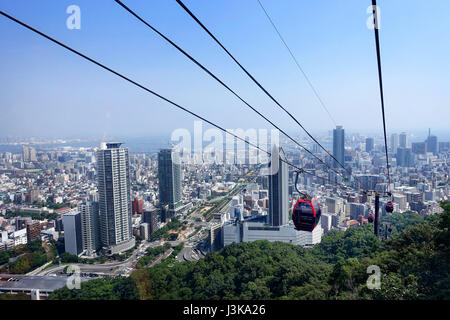 Kobe Stadtansicht von Shin-Kobe-Seilbahn, Nunobiki Kräutergarten am Berg Rokko, Kobe, Hyogo, Japan. Stockfoto