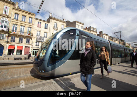 Eine Straßenbahn an einer Haltestelle auf den Quai Des Chartrons, Bordeaux, Frankreich Stockfoto