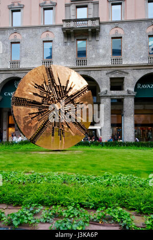 Italien, Lombardei, Mailand, Piazza Filippo Meda Square, Skulptur von Arnaldo Pomodoro Stockfoto