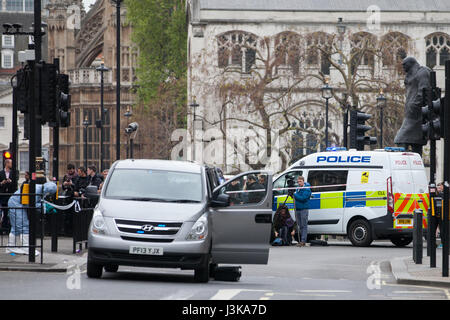 London, Großbritannien. 27.April 2017. Polizei forensische Offiziere (l) innerhalb eines Cordon untersuchen, nachdem ein Mann festgenommen wurde, die Messer in Whitehall. Stockfoto