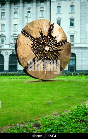 Italien, Lombardei, Mailand, Piazza Filippo Meda Square, Skulptur von Arnaldo Pomodoro Stockfoto