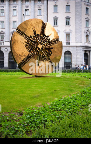 Italien, Lombardei, Mailand, Piazza Filippo Meda Square, Skulptur von Arnaldo Pomodoro Stockfoto