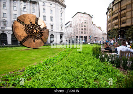 Italien, Lombardei, Mailand, Piazza Filippo Meda Square, Skulptur von Arnaldo Pomodoro Stockfoto