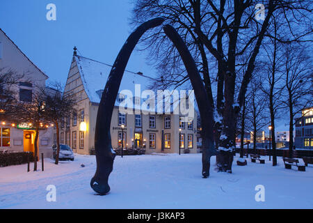 Wal Fisch Kiefer mit alten Häusern am Utkiek in Bremen-Vegesack in Winiter mit Schnee in der Abenddämmerung, Vegesack, Bremen, Deutschland, Europa I Walfischkiefer bin Ut Stockfoto