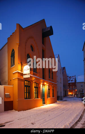 Altes Haus in Bremen-Vegesack in Winiter mit Schnee in der Abenddämmerung, Vegesack, Bremen, Deutschland, Europa Alter Speicher in Bremen-Vegesack Mit Schnee, Bei A Stockfoto