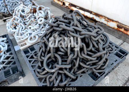 Alte Ketten mit Rusty am Hafen-Foto in Outdoor-Sonnenuntergang mit gedämpfter Beleuchtung und Schatten-Konzept. Stockfoto