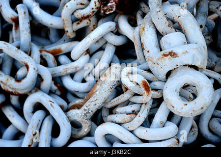 Alte Ketten mit Rusty am Hafen-Foto in Outdoor-Sonnenuntergang mit gedämpfter Beleuchtung und Schatten-Konzept. Stockfoto