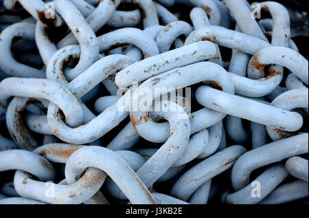 Alte Ketten mit Rusty am Hafen-Foto in Outdoor-Sonnenuntergang mit gedämpfter Beleuchtung und Schatten-Konzept. Stockfoto