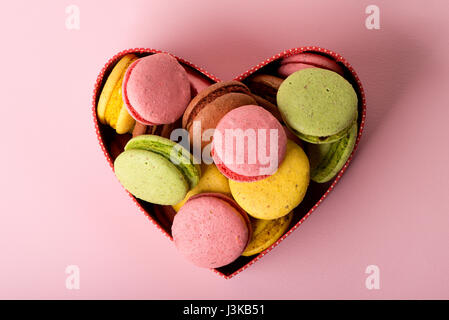 Macarons in Geschenk-Box auf einem rosa Hintergrund Stockfoto