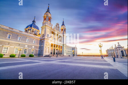 Die Almudena-Kathedrale ist die Kathedrale von Madrid, Spanien, und ist ein modernes Gebäude im Jahre 1993 abgeschlossen. Es ist eine der Attraktionen der Stadt. Stockfoto