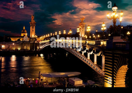 Nacht über Brücke Alexandre III in Paris, Frankreich Stockfoto