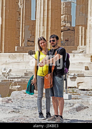 Touristen machen Selfies am Parthenon in Athen. Stockfoto