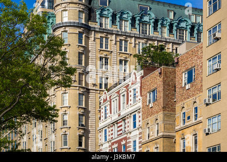 Fassaden der Hochhäuser am Central Park West. Upper West Side auf sonnigen Morgen. Manhattan, New York City Stockfoto
