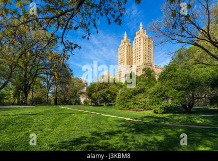 Central Park West Sommermorgen mit Art-Déco-Hochhaus bauen. Upper West Side, Manhattan, New York City Stockfoto