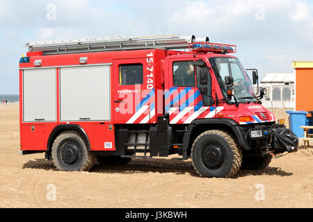 Niederländische Feuerwehrauto Unimog am Strand Stockfoto