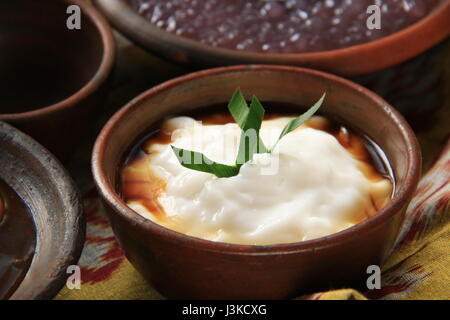 Traditionelle javanische Dessert Brei weiß Reismehl und Kokosmilch auf Steingut Geschirr Stockfoto