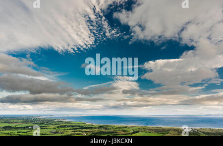 Blick nach Norden über Tralee Bay von oben das Dorf Camp auf der Halbinsel Dingle, County Kerry, Irland, mit spektakulären Wolkenformationen Stockfoto