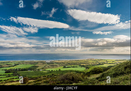 Blick nach Norden über Tralee Bay von oben das Dorf Camp auf der Halbinsel Dingle, County Kerry, Irland, mit spektakulären Wolkenformationen Stockfoto