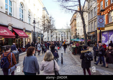 LONDON, Vereinigtes Königreich - 16 APRIL: Unbekannte Menschen in öffentlichen Covent Garden Markt Hall, bevorzugter Treffpunkt und Shopping-Mall, InLondon, Engla Stockfoto