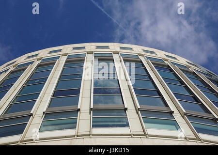 Perspektive und auf der Unterseite Winkel anzeigen zu strukturierten Hintergrund der zeitgenössischen Glas Gebäude Wolkenkratzer Stockfoto