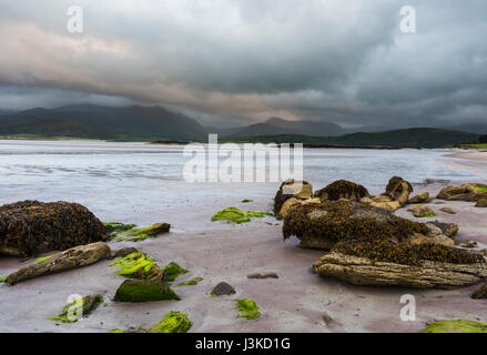 Cappagh Beach, Clockane (ein Clochán), Halbinsel Dingle, County Kerry, Irland, an einem schönen Sommerabend kurz vor Sonnenuntergang mit der Flut Stockfoto