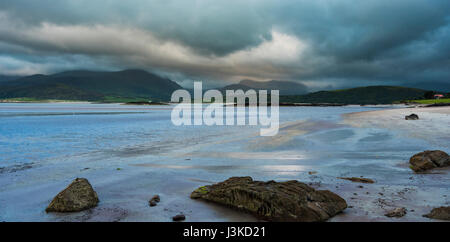 Cappagh Beach, Clockane (ein Clochán), Halbinsel Dingle, County Kerry, Irland, an einem schönen Sommerabend kurz vor Sonnenuntergang mit der Flut Stockfoto