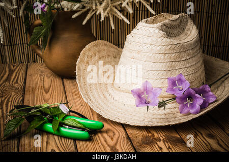 Strohhut und blühenden Campanula, close-up Stockfoto