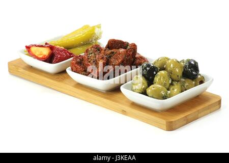 Mediterrane Antipasti in weißer Keramik Schalen isolierten auf weißen Hintergrund Stockfoto