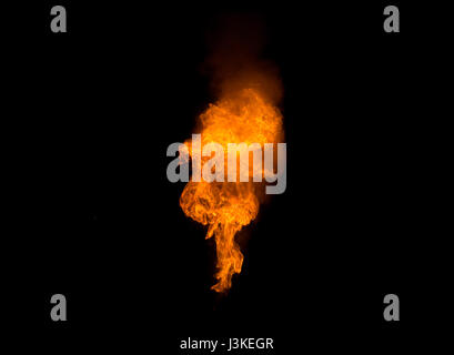 Feuer Plasma nach Explosion auf einem schwarzen Hintergrund Stockfoto