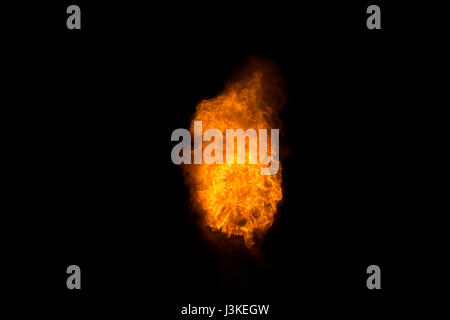 Feuer Plasma nach Explosion auf einem schwarzen Hintergrund Stockfoto