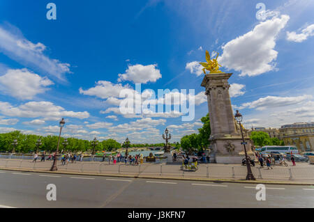 Paris, Frankreich 1. Juni 2015: Berühmte Alexander 3. Brücke mit fantastischen goldenen Statuen und Fluss Seine Hintergrund. Stockfoto