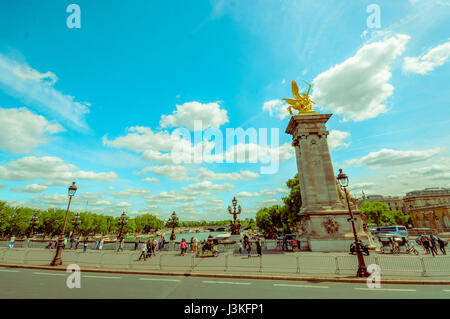 Paris, Frankreich 1. Juni 2015: Berühmte Alexander 3. Brücke mit fantastischen goldenen Statuen und Fluss Seine Hintergrund. Stockfoto