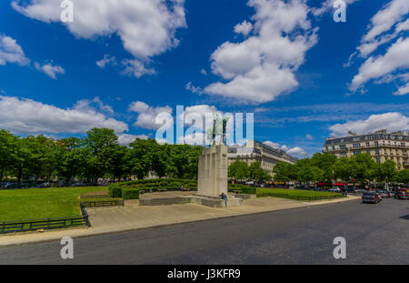 Paris, Frankreich 1. Juni 2015: Beeindruckende Statue des berühmten militärischen Therorist Fernando Marschall Foch befindet sich im Stadtzentrum. Stockfoto