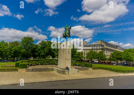 Paris, Frankreich 1. Juni 2015: Beeindruckende Statue des berühmten militärischen Therorist Fernando Marschall Foch befindet sich im Stadtzentrum. Stockfoto