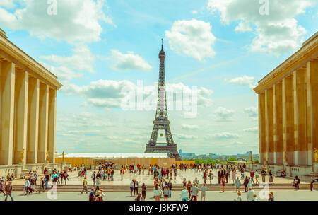 Paris, Frankreich 1. Juni 2015: Beeindruckende Eiffelturm vom Abstand an einem schönen sonnigen Tag gesehen. Stockfoto