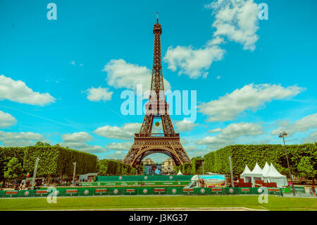 Paris, Frankreich 1. Juni 2015: Schönsten und berühmten Eiffelturm erhebt sich aus der Stadt an einem herrlichen sonnigen Tag. Stockfoto