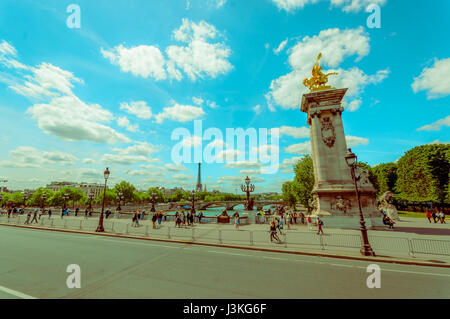 Paris, Frankreich 1. Juni 2015: Berühmte Alexander 3. Brücke mit fantastischen goldenen Statuen und Fluss Seine Hintergrund. Stockfoto