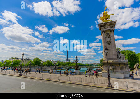 Paris, Frankreich 1. Juni 2015: Berühmte Alexander 3. Brücke mit fantastischen goldenen Statuen und Fluss Seine Hintergrund. Stockfoto